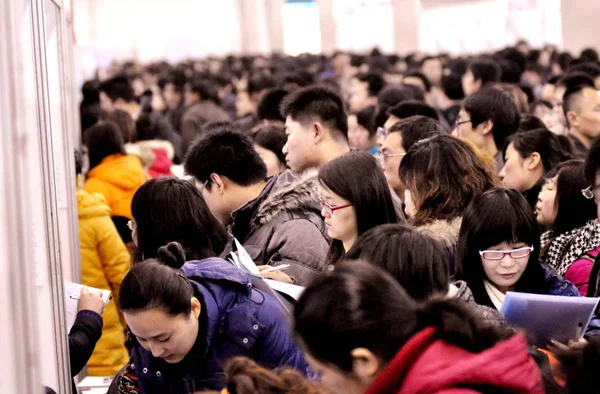 Chinese College Graduates Job Seekers Crowd Stalls Job Fair Shenyang — Stock Photo, Image