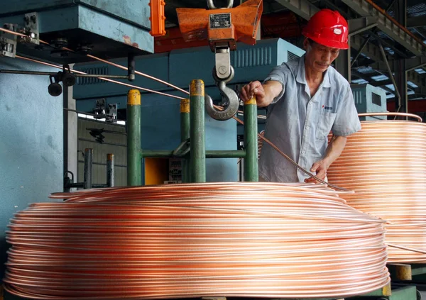 Chiński Pracownik Fabryki Minrajów Produkcji Zwichnięty Rur Miedzianych Zakładzie Produktów — Zdjęcie stockowe