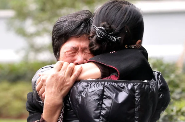 Chinesische Bewohner Weinen Ihre Vom Wohnungsbrand Shanghai Betroffenen Verwandten China — Stockfoto