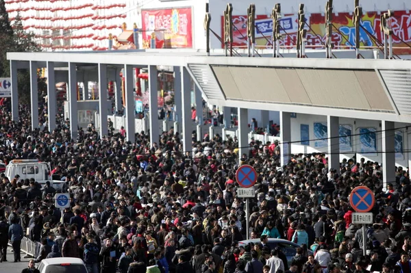 Multitud Solicitantes Empleo Chinos Acuden Una Feria Empleo Beijing China — Foto de Stock