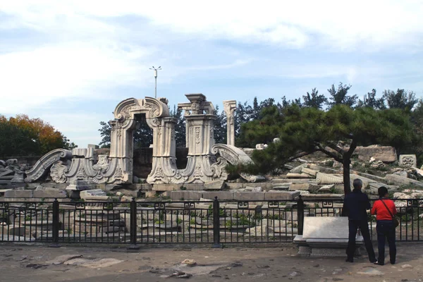 Zwiedzający Patrzą Ruiny Dashuifa Wielkie Fontanny Old Summer Palace Znany — Zdjęcie stockowe