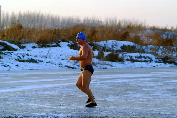 Ένας Χειμώνας Κολυμβητής Ζεσταίνεται Από Ένα Παγωμένο Ποτάμι Στο Τζιαμούσι — Φωτογραφία Αρχείου