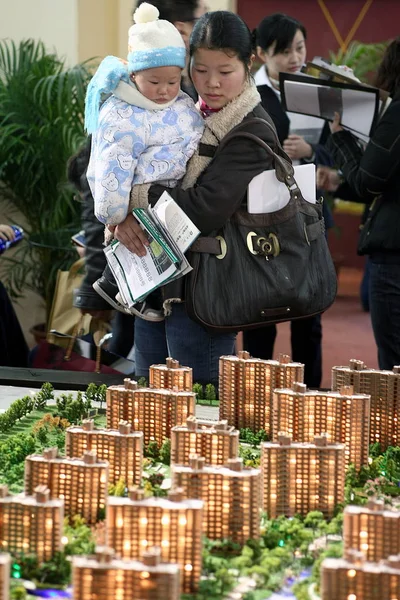Los Visitantes Observan Los Edificios Modelo Proyecto Inmobiliario Durante Mercado —  Fotos de Stock