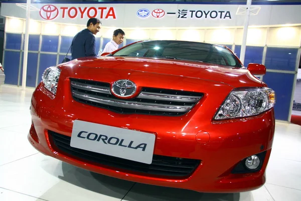 Visitors Look Toyota Corolla 2008 China International Industry Fair Shanghai — Stock Photo, Image