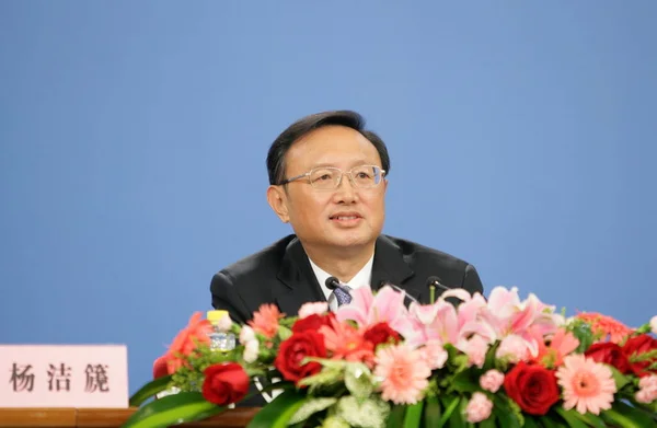 Chiński Minister Spraw Zagranicznych Yang Jiechi Słucha Pytanie Konferencji Prasowej — Zdjęcie stockowe