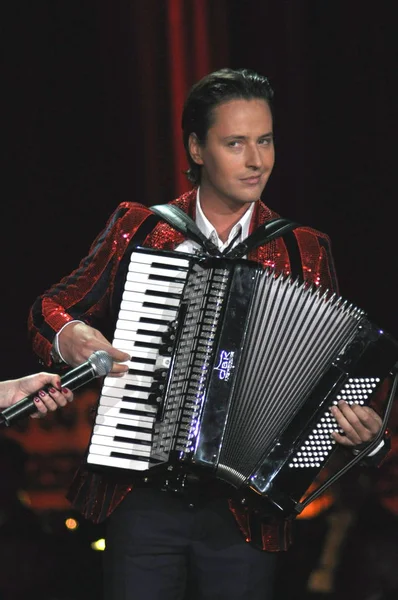 俄罗斯歌手维塔斯在中国上海举行的慈善音乐会上演奏手风琴 2010年9月18日 — 图库照片