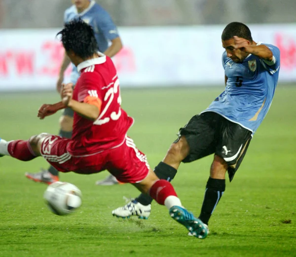 Chinas Wei Left Tries Block Shot Walter Gargano Uruguay Friendly — Stock Photo, Image