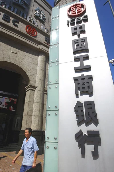 Hombre Chino Pasa Por Una Sucursal Del Banco Industrial Comercial —  Fotos de Stock