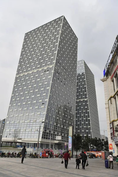 2019年2月12日 中国重庆两座101米高的倾斜建筑以15度的角度向不同方向倾斜 — 图库照片