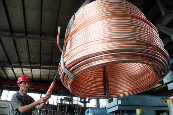Een Chinese Werknemer Takels Spoelen Van Koperen Buizen Een Fabriek — Stockfoto