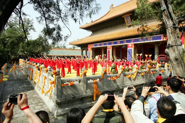 Tourists Take Photos Entertainers Wearing Ancient Chinese Costumes Performing Ceremony — Stock Photo, Image