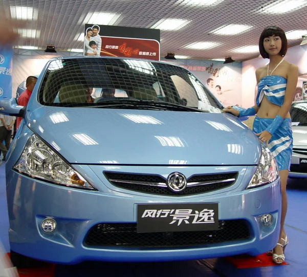 Een Chinees Model Poseert Met Een Dongfeng Joyear Een Auto — Stockfoto
