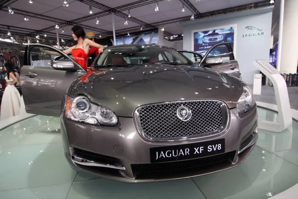 Bestand Een Chinees Model Poseert Met Een Jaguar Sv8 Een — Stockfoto