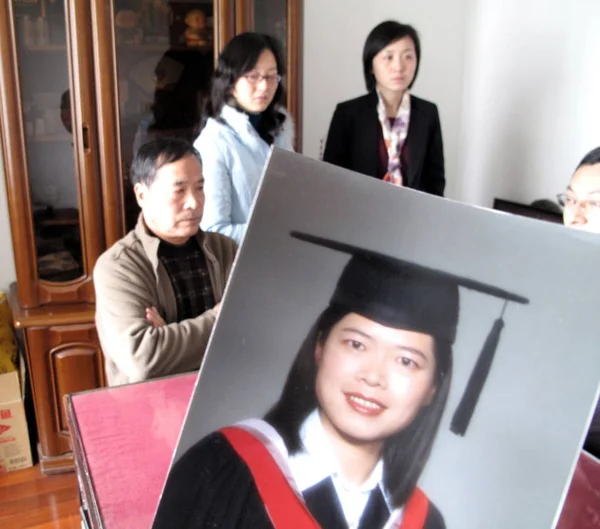 Photo Plane Crash Victim Yao Shibin Shown Front Her Father — Stock Photo, Image