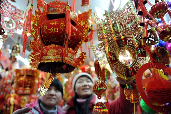 Los Compradores Chinos Compran Decoraciones Para Próximo Festival Primavera Conocido — Foto de Stock