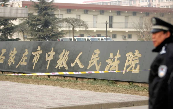 Una Policía China Pone Guardias Fuera Corte Popular Intermedia Shijiazhuang — Foto de Stock