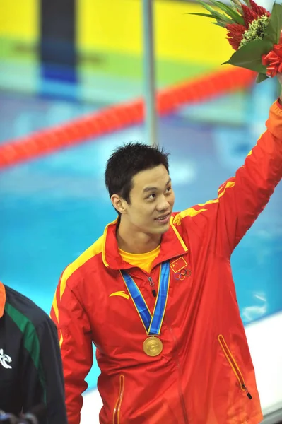 Chinas Zhou Jiawei Fejrer Sin Guldmedalje Prisoverrækkelsen Herre 50M Sommerfugl - Stock-foto