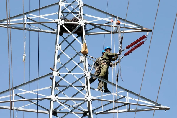 Eletricistas Chineses Montam Linhas Alta Tensão Pilão Cidade Heihe Nordeste — Fotografia de Stock