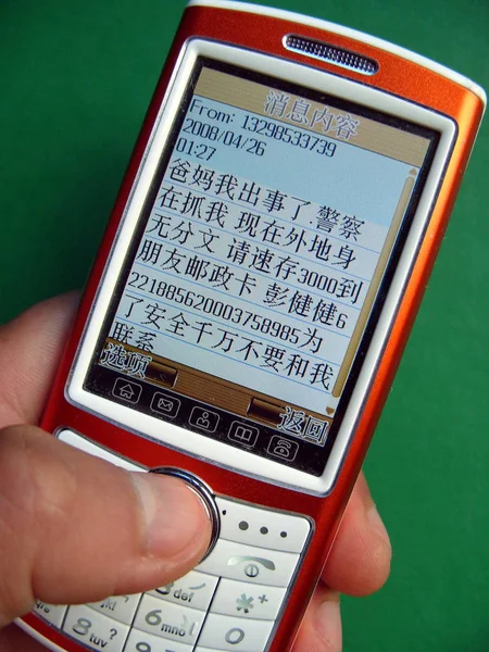 Usuário Celular Chinês Mostra Uma Mensagem Texto Sms Spam Seu — Fotografia de Stock