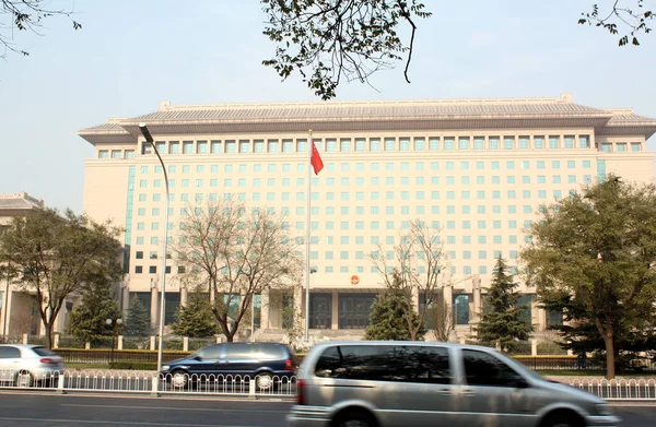 Una Mujer China Cosecha Arroz Con Cáscara Pueblo Ciudad Guiyang — Foto de Stock