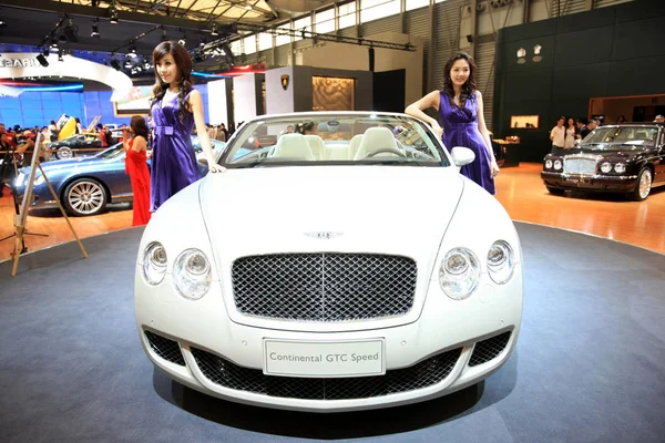 中国のモデルは 上海で知られている第13回上海国際自動車産業展示会において Bentley コンチネンタル Gtc スピードの横にあり 2009 月21日に2009 — ストック写真