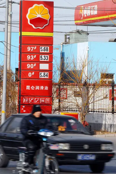 Coche Ciclista Chino Pasan Por Una Gasolinera Cnpc China National — Foto de Stock