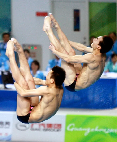 Chinas Luo Yutong Qin Kai Konkurować Mężczyźni Zsynchronizowane Trampolinowa Finale — Zdjęcie stockowe