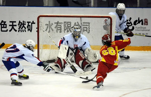 Zhang Shuang Derecha China Trata Disparar Frente Portero Eslovaco Partido — Foto de Stock