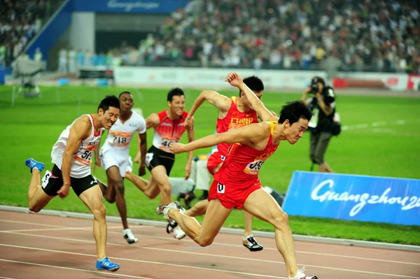 中国星ハードル劉翔は フロント メンズ 110 のラインにダッシュ ハードル 2010 日南中国広東省広州市で第 回アジア大会決勝 — ストック写真