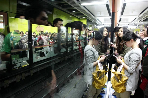 Yolcu Kalabalık Bir Metro Istasyonu Ilk Ücretsiz Toplu Taşıma Gün — Stok fotoğraf