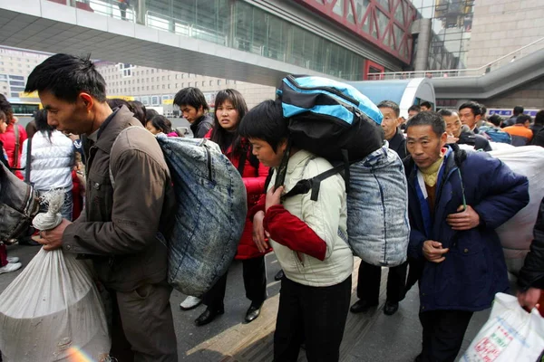 Des Travailleurs Migrants Chinois Sortent Gare Pékin Ouest Pékin Chine — Photo