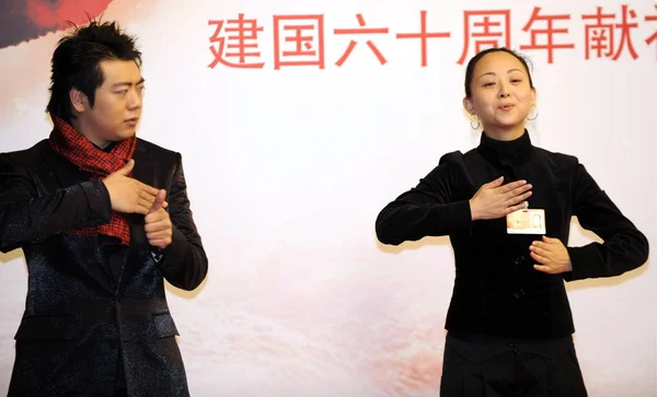 中国钢琴家郎朗 在中国北京 马英九举行的 发布会启动仪式上 向中国残疾舞蹈家泰丽华学习手语 — 图库照片