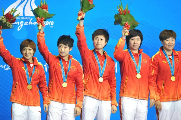 Chinas Team Feiert Die Goldmedaille Auf Dem Siegertreppchen Während Der — Stockfoto