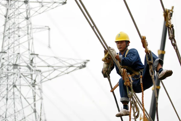 Electricista Chino Monta Líneas Eléctricas Alto Voltaje Pilón Ciudad Huaibei —  Fotos de Stock