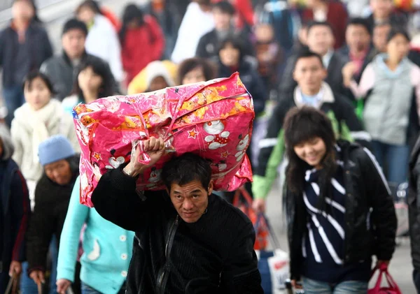 Chiński Pasażerów Przybyć Stacji Kolejowej Fuyang Fuyang Wschodniej Prowincji Chinas — Zdjęcie stockowe