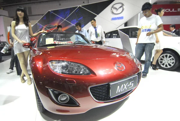 Chinese Car Buyers Look Mazda Auto Show Qingdao City East — Stock Photo, Image