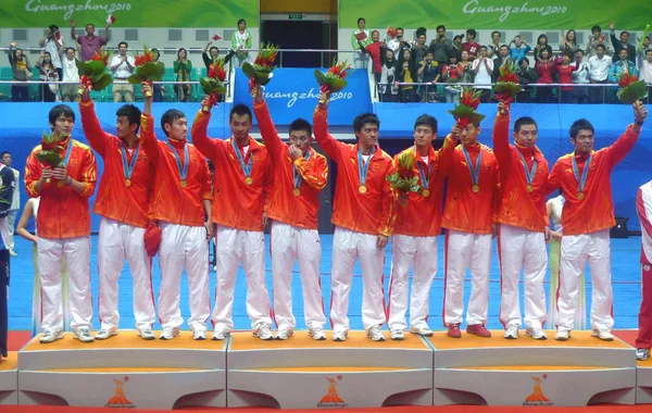 Team China Fejrer Guldmedaljen Podiet Prisoverrækkelsen Herre Badminton Holdet Asiatiske - Stock-foto