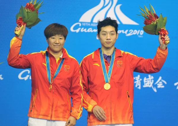 Chinas Guo Yan Izquierda Xin Celebran Medalla Oro Podio Durante —  Fotos de Stock