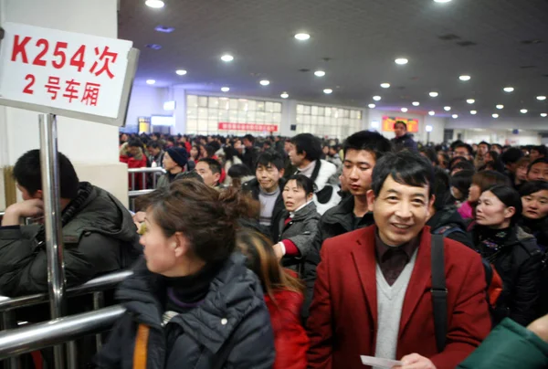 Passagiere Stehen Schlange Xiangfan Bahnhof Xiangfan Provinz Zentralchinas Hubei Ihre — Stockfoto