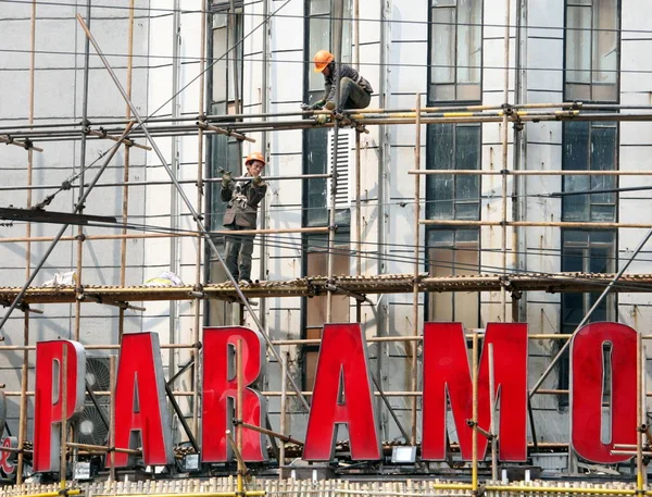 Chinese Construction Workers Scaffold Paramount Dance Hall Renovate Jingan Temple — Stock Photo, Image