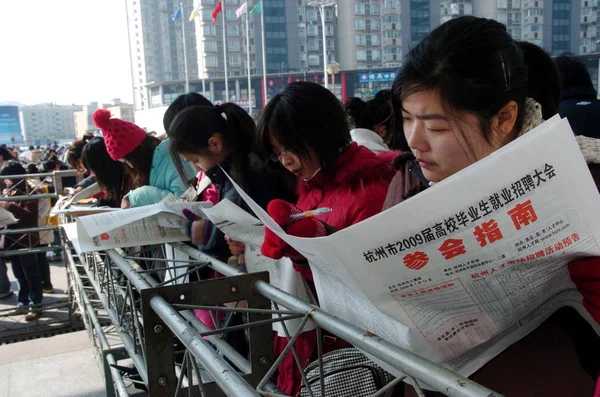 Les Demandeurs Emploi Chinois Recherchent Des Informations Sur Emploi Lors — Photo