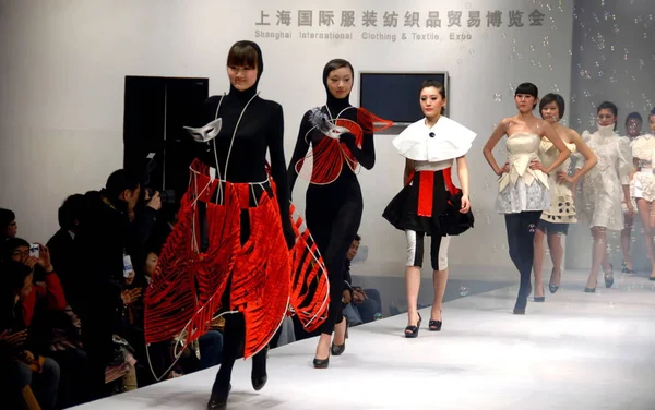 Studenten Der Shanghai University Engineering Science Stellen Selbst Entworfene Mode — Stockfoto