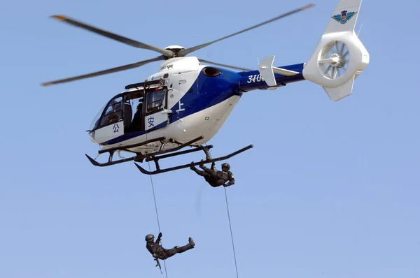 Poliziotti Speciali Cinesi Scendono Elicottero Durante Esercitazione Shanghai Cina Gennaio — Foto Stock