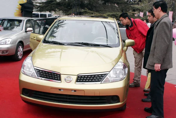 Besökare Titta Nissan Trail Tillverkas Dongfeng Nissan Ett Joint Venture — Stockfoto