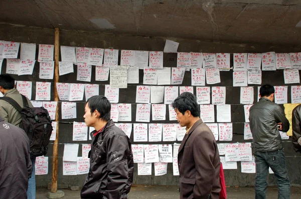Bezrobotnych Chińskich Pracowników Migrujących Czytać Oferty Zawodach Rynku Pracy Qingdao — Zdjęcie stockowe