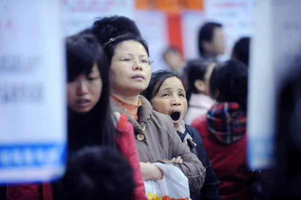 Chiński Poszukujących Pracy Spojrzeć Informacje Zawodach Targach Pracy Mieście Nanchang — Zdjęcie stockowe
