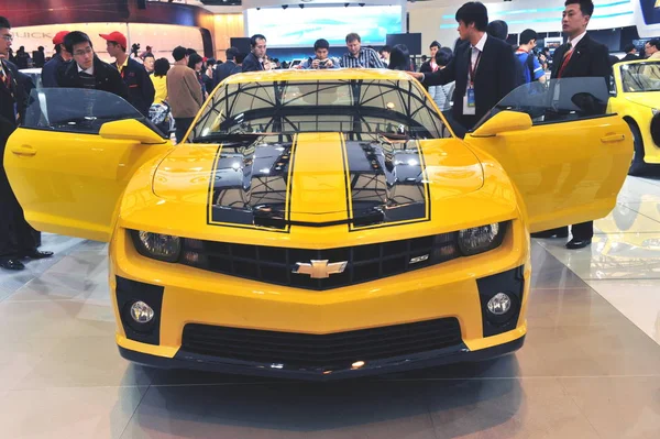 File Chinese Buyers Look Chevrolet Camaro Shanghai General Motors Corp — стоковое фото