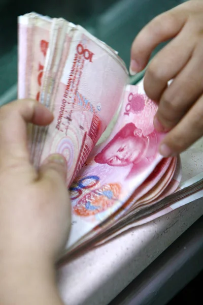Китайський Чиновник Підраховує Банкноти Юанів Юанів Єни Банку Fuyang Місті — стокове фото
