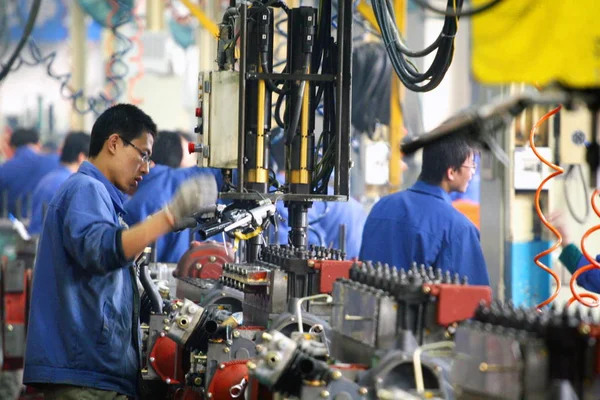 Chinese Factory Workers Assemble Engines Plant Weichai Power Weifang City — Stock Photo, Image