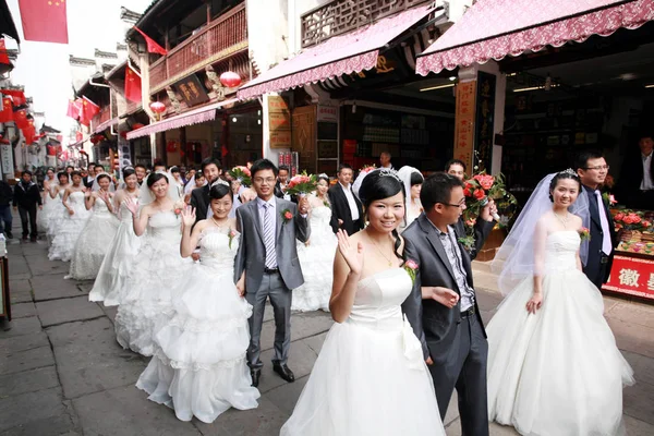 Casais Recém Casados Chineses Desfilam Pela Tunxi Ancient Street Duirng — Fotografia de Stock